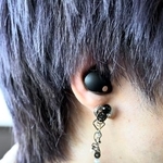 　「聞き取り困難症」の男性が騒音を低減するために普段から使用しているイヤホン