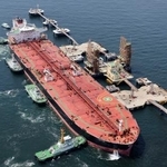 　東京湾の受け入れ施設に到着した米国産原油を積んだタンカー＝２６日午前１１時１３分（共同通信社ヘリから）