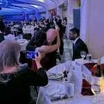 　２５日、発砲音がした直後のホワイトハウス記者会主催の夕食会会場＝ワシントン（共同）