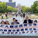 　チョルノービリ原発事故から４０年を迎え、脱原発を訴えて座り込みを行う人たち＝２６日午後、広島市の平和記念公園