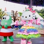 　ハーモニーランドの開園３５周年記念セレモニーに登場したハローキティなどのキャラクター＝２６日午前、大分県日出町