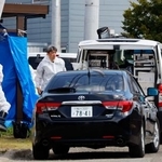 　男性の自宅を調べる北海道警の捜査員ら＝２６日午後、北海道旭川市