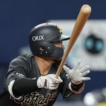 　１回オリックス２死一、三塁、森友が中前に適時打を放つ＝京セラドーム