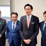 　記者団の取材に応じる自民党の小林政調会長（右から２人目）＝２６日午後、岐阜市