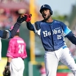 　１０回、先制２点打を放ち塁上でコーチとタッチを交わす西武・カナリオ＝楽天モバイルパーク