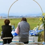 　中華航空機墜落事故から３２年となり、慰霊施設で献花し手を合わせる女性ら＝２６日午後、愛知県春日井市