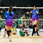 　大阪Ｍを下し、初優勝を果たして喜ぶＳＡＧＡ久光の選手たち＝横浜ＢＵＮＴＡＩ