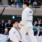 　決勝で村尾三四郎（奥）に優勢勝ちし、初優勝を果たして笑顔を見せる田嶋剛希＝日本武道館