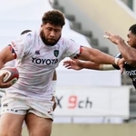 　ＢＲ東京-トヨタ　後半、突進するトヨタのトゥイプロトゥ。この後トライを決める＝秩父宮