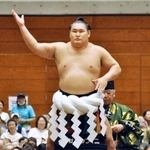 　最終日に横綱土俵入りを披露する豊昇龍＝埼玉県入間市