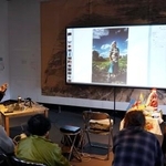 　トークイベントでチョルノービリ原発周辺の様子について話す中筋純さん（左端）＝２６日午後、福島県南相馬市