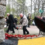 　２６日、ベラルーシ・ミンスクの追悼碑に花を手向ける「チェルノブイリ功労者の会」の人々（共同）