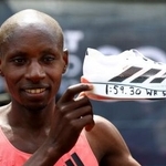 　２時間切りのタイムを書き込んだシューズを手に、笑顔を見せるセバスチャン・サウェ＝２６日、ロンドン（ロイター＝共同）