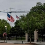 　工事のクレーンが架かるホワイトハウス＝２６日、ワシントン（ロイター＝共同）