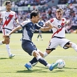 　ラヨ・バリェカノ戦で攻め込むレアル・ソシエダードの久保（中央）＝マドリード（共同）