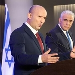 　共同記者会見に臨むベネット元首相（左）とラピド前首相＝２６日、ヘルツェリヤ（ＡＰ＝共同）