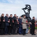 　チョルノービリ原発事故から４０年で開かれた犠牲者の追悼式典＝２６日、チョルノービリ（ＡＰ＝共同）