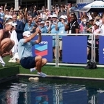 　シェブロン選手権で優勝し、池に恒例の「ダイブ」を敢行するネリー・コルダ（左端）＝２６日、ヒューストン（ゲッティ＝共同）