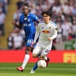 　ＦＡ杯準決勝のチェルシー戦で競り合うリーズの田中碧＝２６日、ロンドン（ＡＰ＝共同）