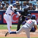 　カブス戦の２回、右前打を放つドジャース・大谷。投手今永＝ロサンゼルス（共同）