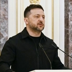 　２６日、ウクライナの首都キーウで記者会見するゼレンスキー大統領（共同）