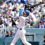 　カブス戦の７回、６号ソロを放つドジャース・大谷＝ロサンゼルス（共同）
