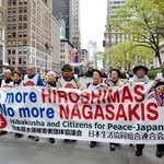 　核兵器廃絶を訴えて米ニューヨークを行進する被爆者ら＝２６日（共同）