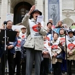 　行進前に「原爆を許すまじ」を合唱する被爆者ら＝２６日、米ニューヨーク（共同）