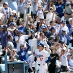 　カブス戦の７回、６号ソロを放ち一塁へ向かうドジャース・大谷＝ロサンゼルス（共同）