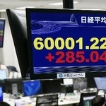　一時６万円台を回復した日経平均株価を示すモニター＝２７日午前、東京都港区の外為どっとコム
