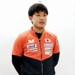 　羽田空港で取材に応じる卓球男子の張本智和＝２７日