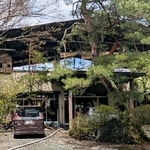 　山梨県山中湖村の住宅火災現場＝２７日午前１１時５０分