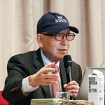 　米ニューヨークで開かれた集会で発言する秋葉忠利前広島市長＝２６日（共同）