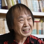 　インタビューに答える祖父江慎さん＝２０２０年１２月