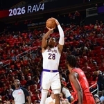 　ロケッツとのプレーオフ１回戦第４戦でシュートを放つレーカーズの八村＝ヒューストン（ＮＢＡＥ・ゲッティ＝共同）