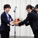 　母校の埼玉栄高でミラノ・コルティナ冬季五輪の報告会を行い、花束を贈られるフィギュアスケート男子の佐藤駿＝２７日、さいたま市