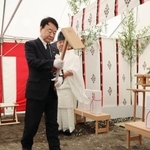 　「日本館御殿」を復元整備する工事の起工式で、くわ入れする青山繁晴環境副大臣＝２７日午前、東京・新宿御苑