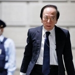 　金融政策決定会合に出席するため、日銀本店に入る植田総裁＝２７日午前