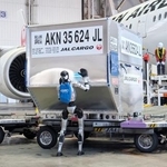 　貨物コンテナをゆっくりと押す人型ロボット＝２７日午前、羽田空港