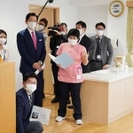 　「産後ケア」の事業に取り組む東京都内の施設を視察する自民党の小林政調会長（左後方から２人目）＝２７日午前