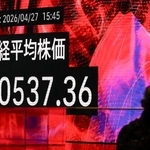 　日経平均株価の終値を示すモニター。前週末終値比８２１円１８銭高の６万０５３７円３６銭となり、終値として初めて６万円を突破、史上最高値も更新した＝２７日午後、東京都中央区
