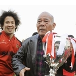 　２００８年、ラグビーの日本選手権で三洋電機（現埼玉）が初優勝し、感無量の表情の宮地克実元監督（右）＝秩父宮