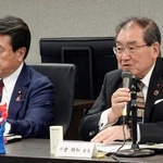 　検証委員会の会合で発言する日本国際博覧会協会の十倉雅和会長（右）＝２７日午後、東京都千代田区