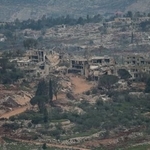 　レバノン南部の破壊された建物＝２６日、イスラエル北部から撮影（ロイター＝共同）