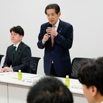 　選挙運動に関する与野党の協議会であいさつする自民党の逢沢一郎衆院議員（左から３人目）＝２７日午後、国会