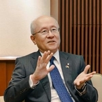 　インタビューに答える関西経済同友会の三笠裕司代表幹事