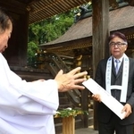 　熊野本宮大社で必勝を祈願した日本サッカー協会の山本昌邦技術委員長＝２７日午前、和歌山県田辺市