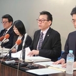 　記者会見する第三者委の岩渕浩弁護士（右から２人目）ら＝２７日午前、新潟県庁