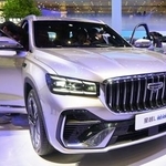 　北京国際モーターショーで展示された、吉利汽車のＳＵＶタイプのＨＶ＝２６日、北京（共同）