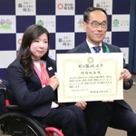 　埼玉県庁を訪問し、大野元裕知事（右）と写真に納まるパラアルペンスキーの村岡桃佳＝２７日